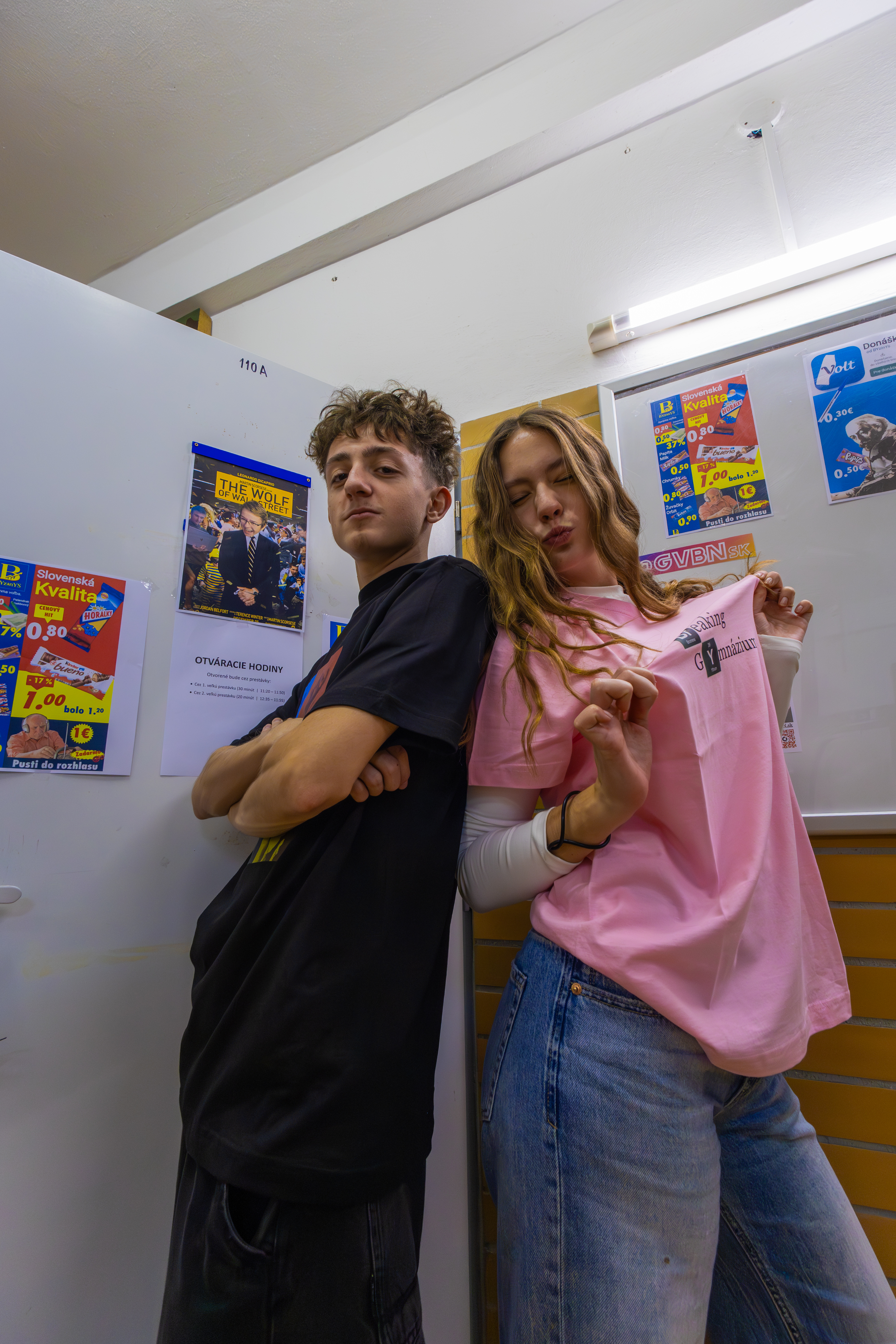 GVBN Merch – ružové tričko Jednotky ťa vrátia do hry a čierne Vavrylin Benroe, super póza